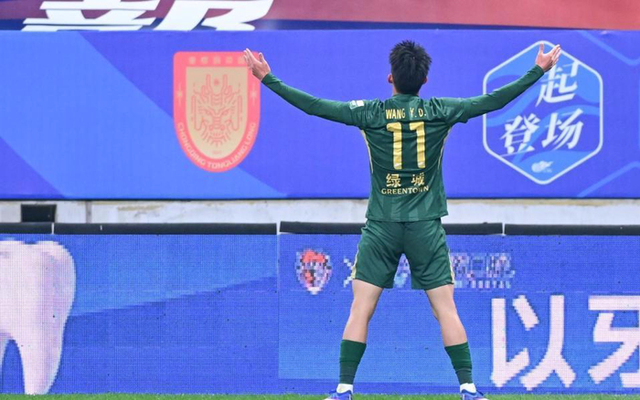 19岁国足红星王钰栋赛后拒