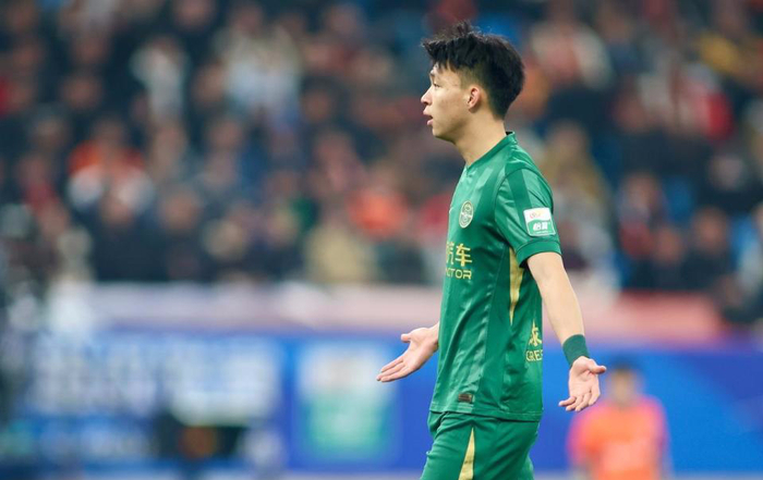 19岁国足红星王钰栋赛后拒绝采访引争议 球迷热