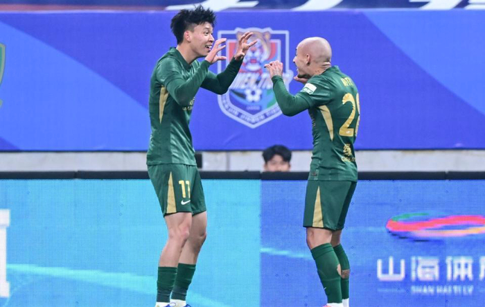 19岁国足红星王钰栋赛后拒绝采访引争议 球迷热