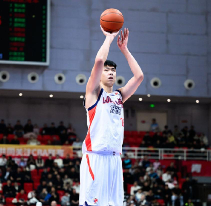 广州龙狮客场大胜吉林队 18分优势彰显实力